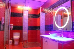 Standard-dobbeltværelse (check-in after 19:00) | Badeværelse | Boblebadekar, gratis toiletartikler, hårtørrer, hjemmesko