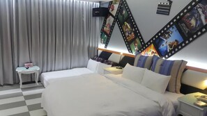 Economy-værelse til 4 personer (check-in after 19:00) | Premium-sengetøj, minibar, skrivebord, mørklægningsgardiner