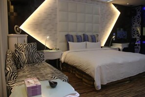 Standard Double Room (check-in after 19:00) | Premium bedding, minibar, desk, blackout curtains - Kai-Hong Motel (Taoyuan City)