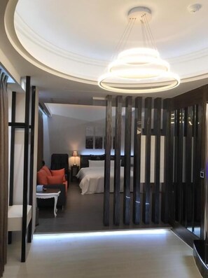 Deluxe Quadruple Room (check-in after 19:00) | Premium bedding, minibar, desk, blackout curtains - Kai-Hong Motel (Taoyuan City)