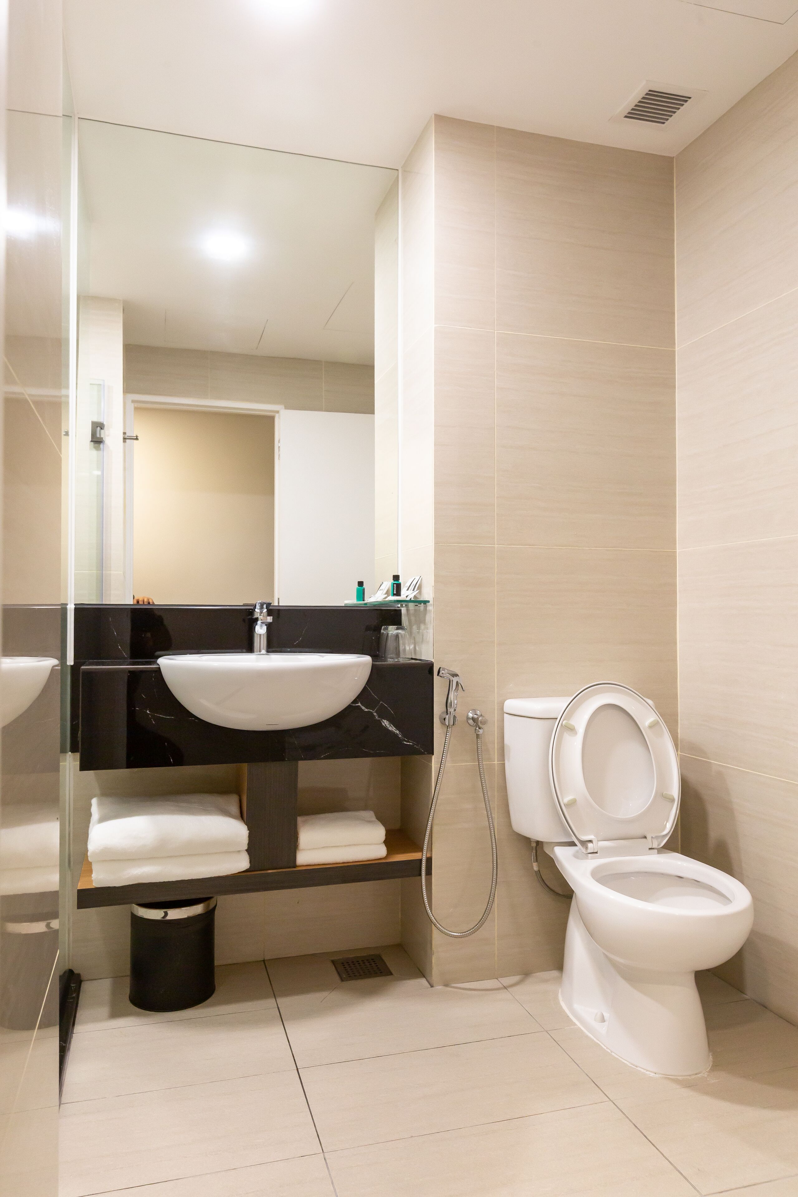 shower, rainfall showerhead, bidet, towels