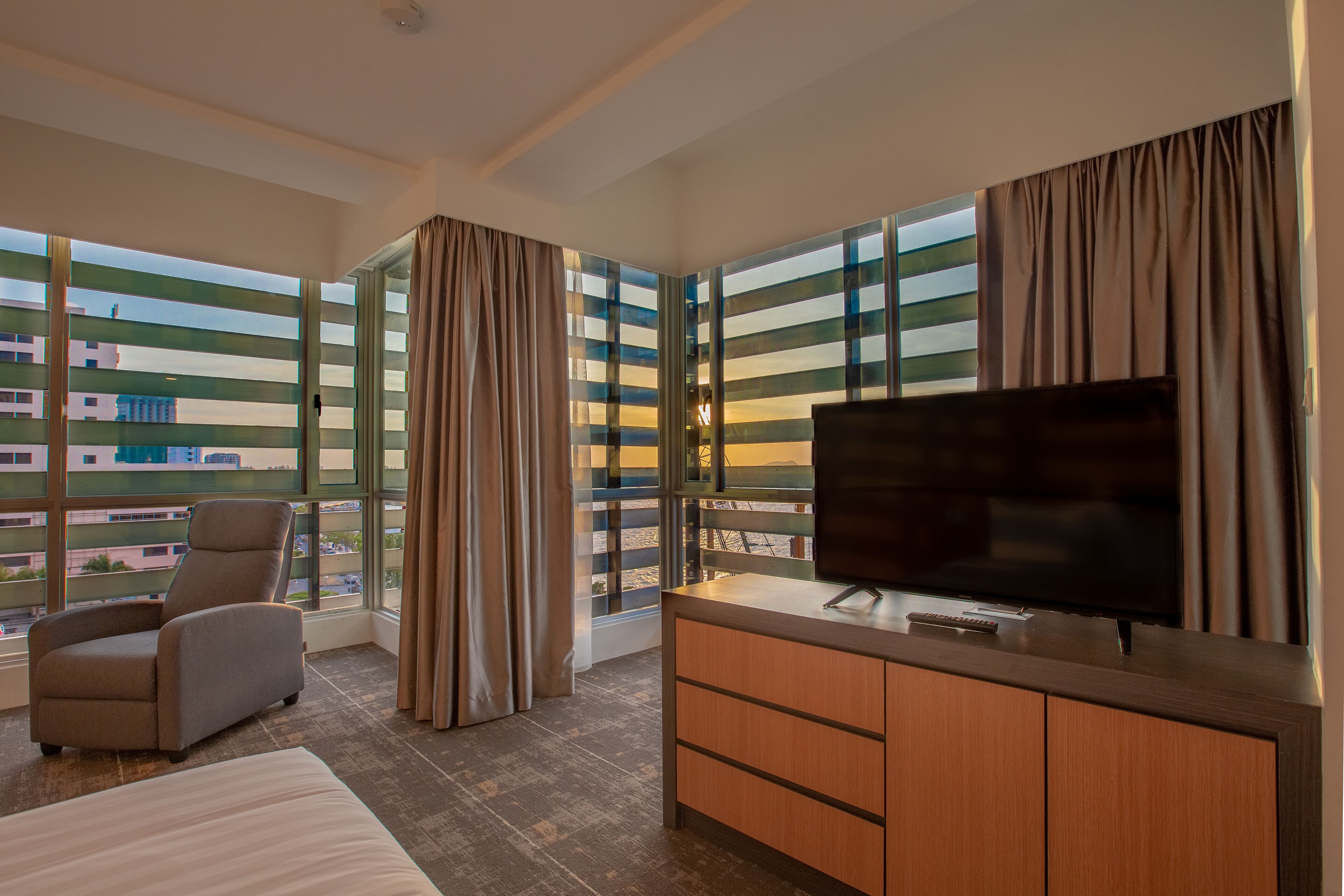 executive king room | minibar, in-room safe, iron/ironing board, free wifi