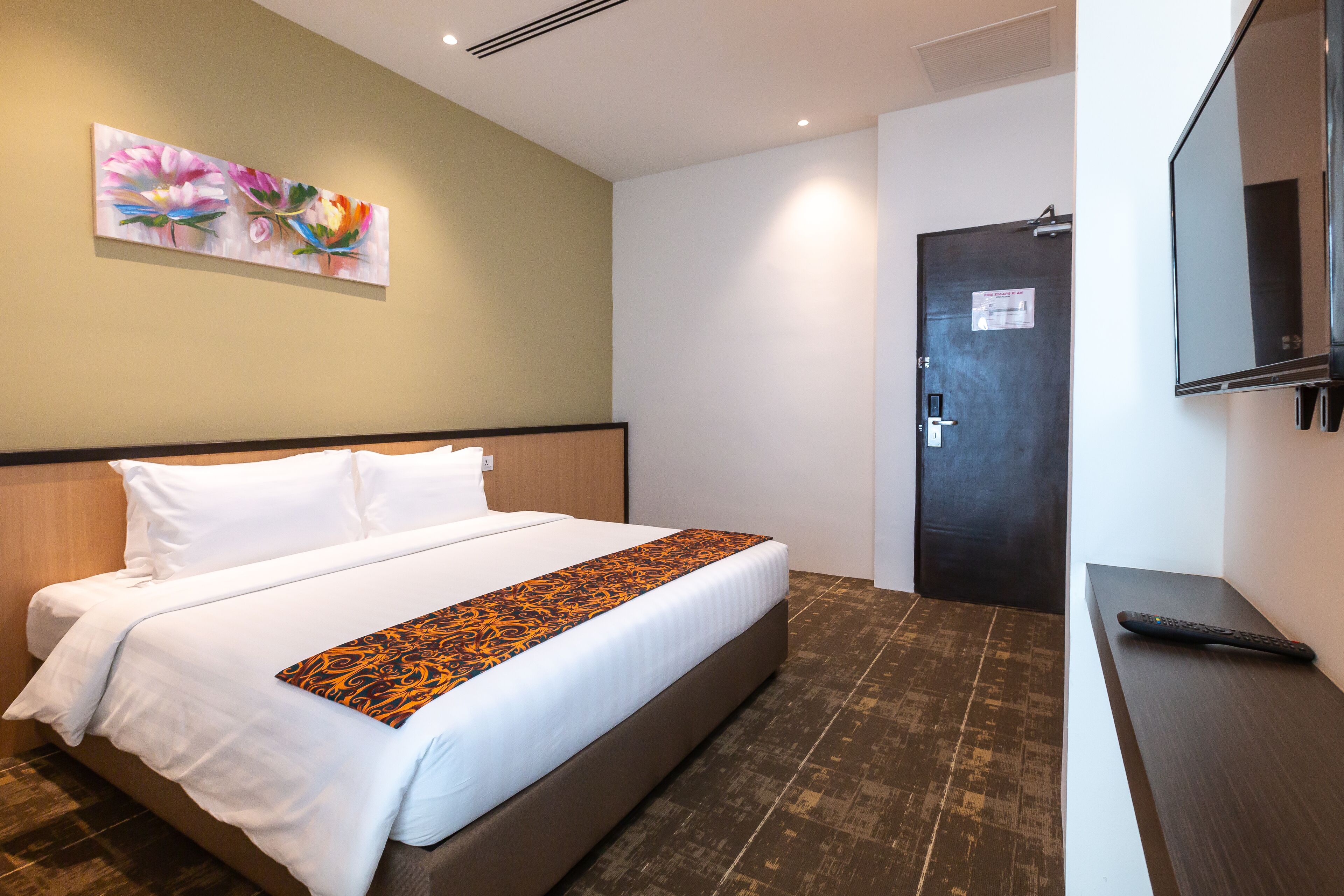 executive family room | minibar, in-room safe, iron/ironing board, free wifi