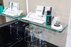 Ducha, cabezal de ducha tipo lluvia, bidet, toallas