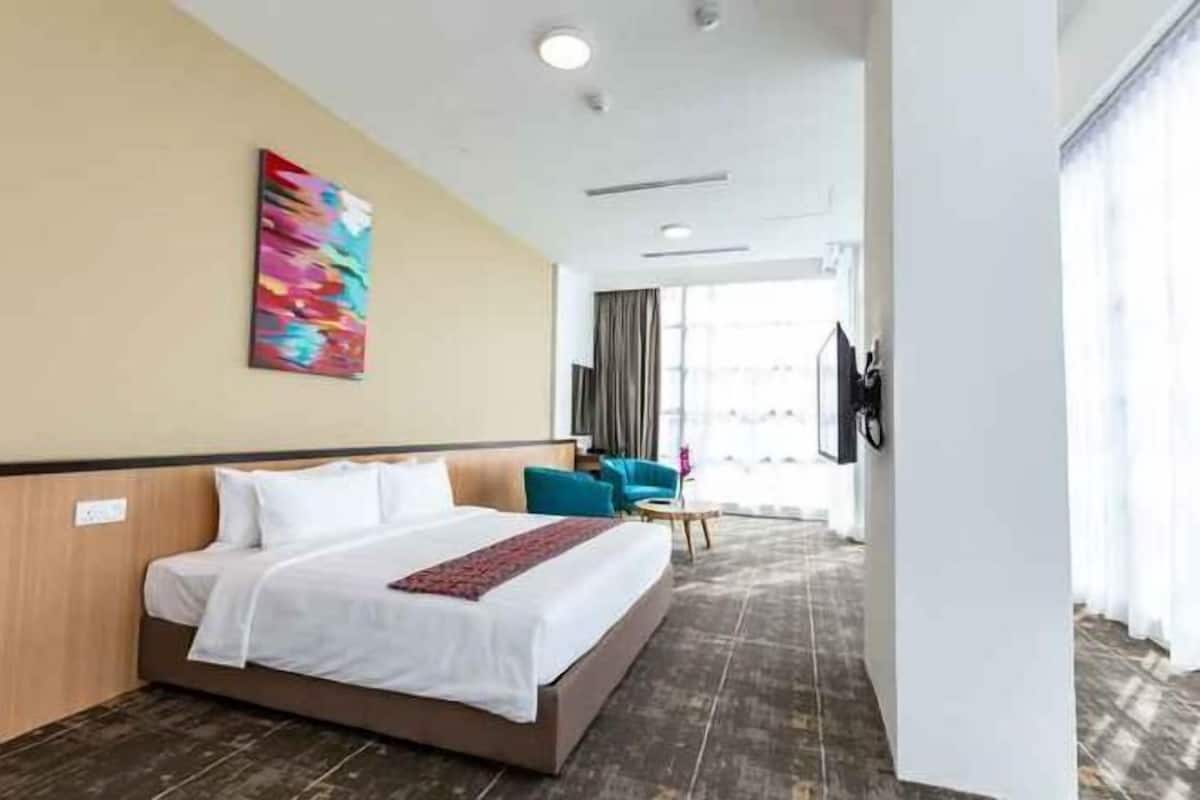Minibar, in-room safe, iron/ironing board, free WiFi