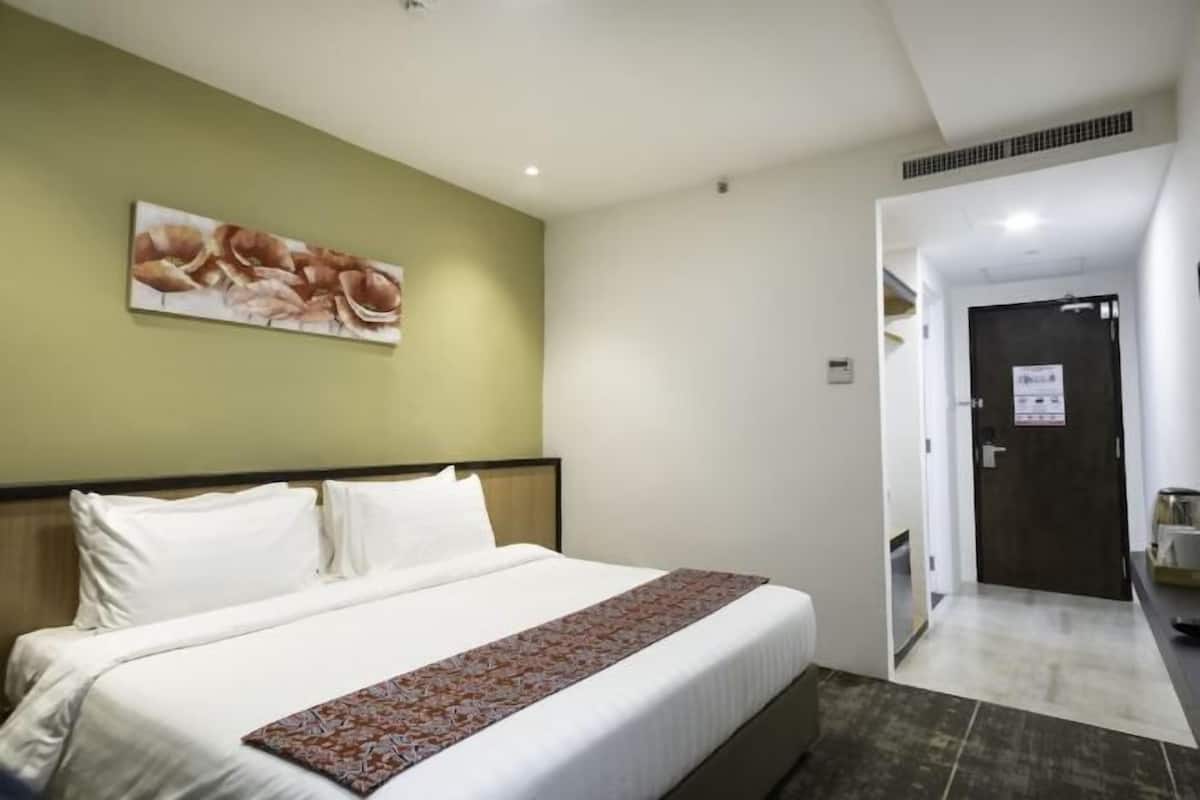 Minibar, in-room safe, iron/ironing board, free WiFi