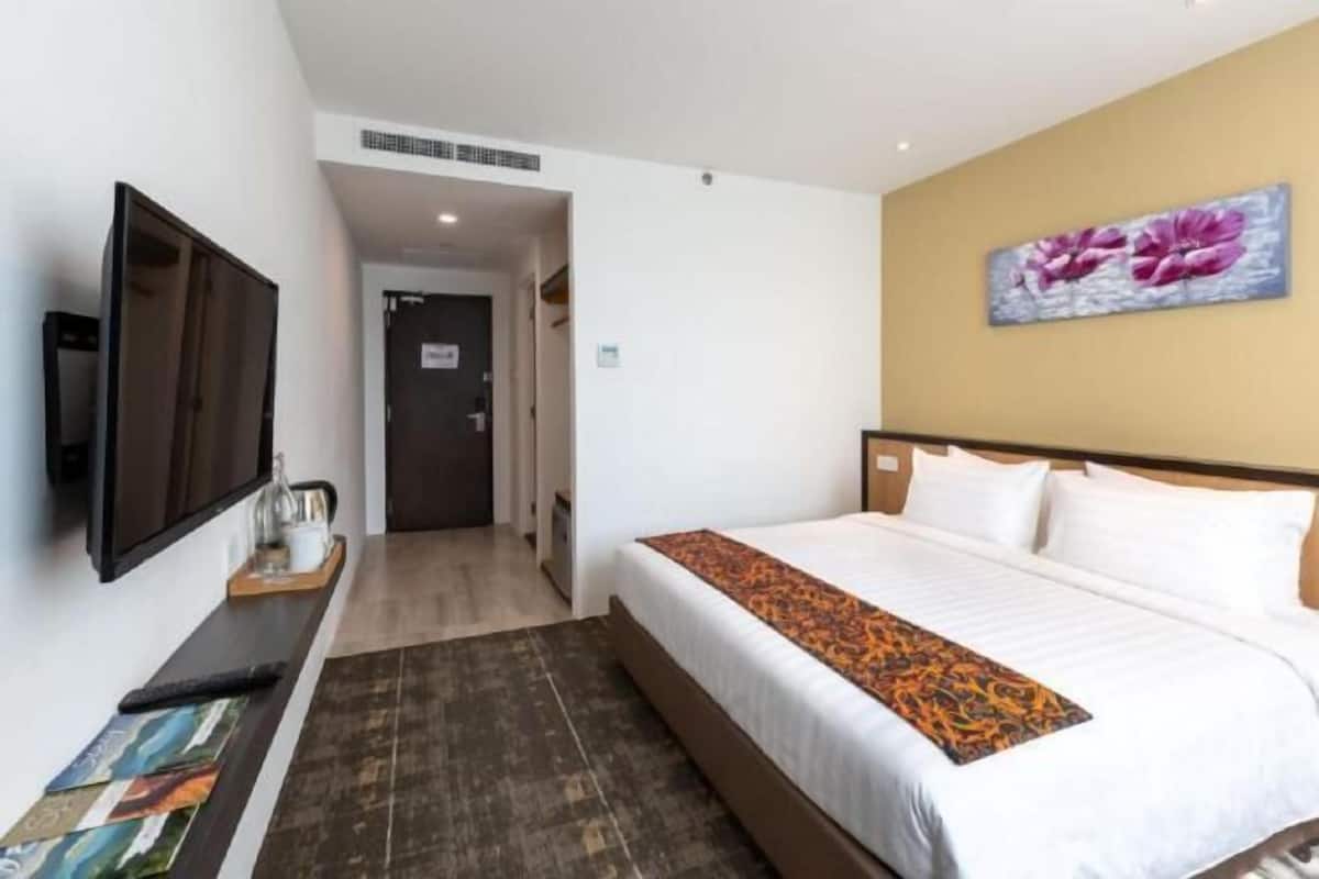Minibar, in-room safe, iron/ironing board, free WiFi