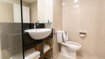 Douche, douche à « effet pluie », bidet, serviettes fournies