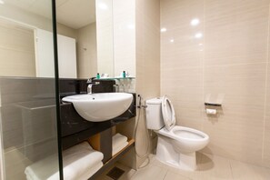 Shower, rainfall showerhead, bidet, towels - Hotel 7 Suria (Kota Kinabalu)