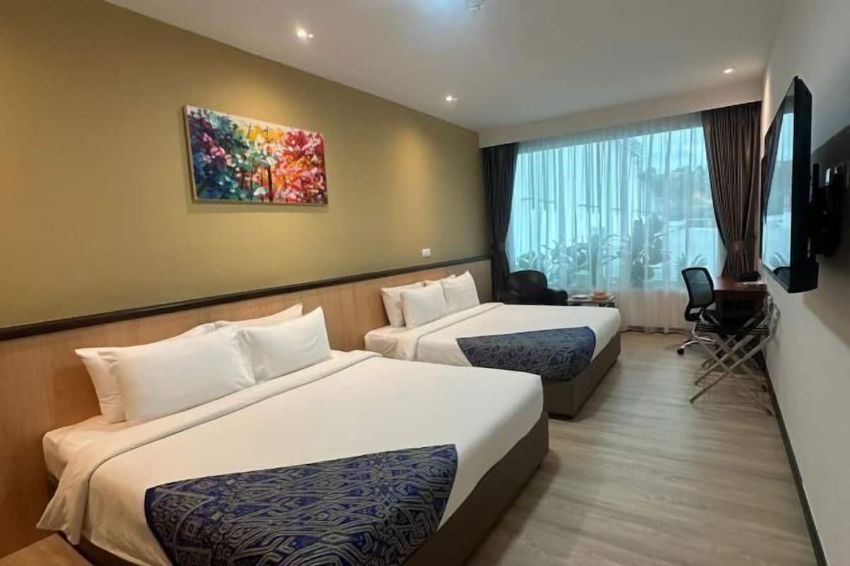 Minibar, in-room safe, iron/ironing board, free WiFi