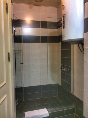 Standard Triple Room | Bathroom shower - OldBakuHotel (Baku)