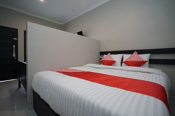 Desk, free WiFi, bed sheets