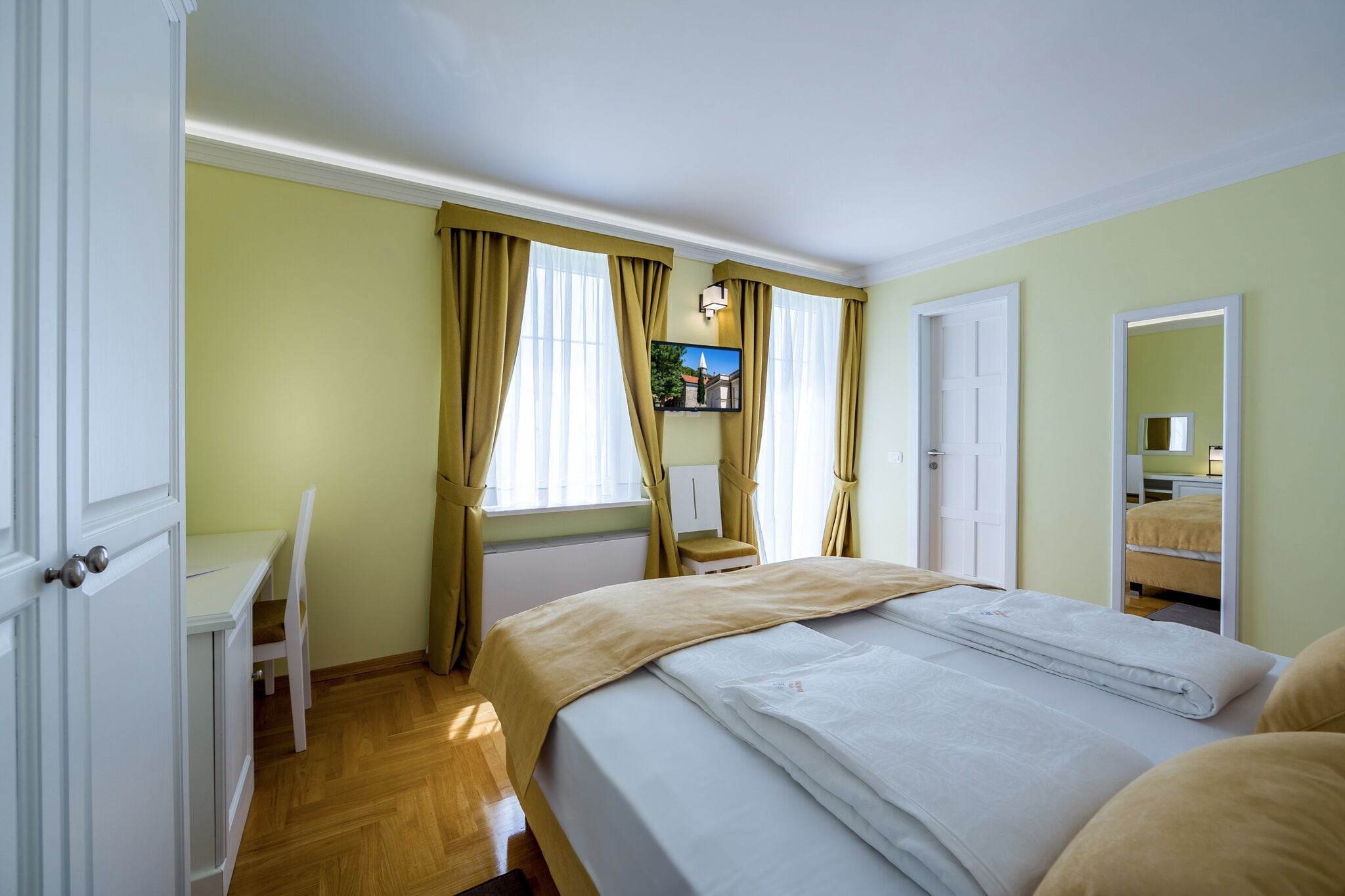 Una camera da letto con un letto, una scrivania e una sedia.