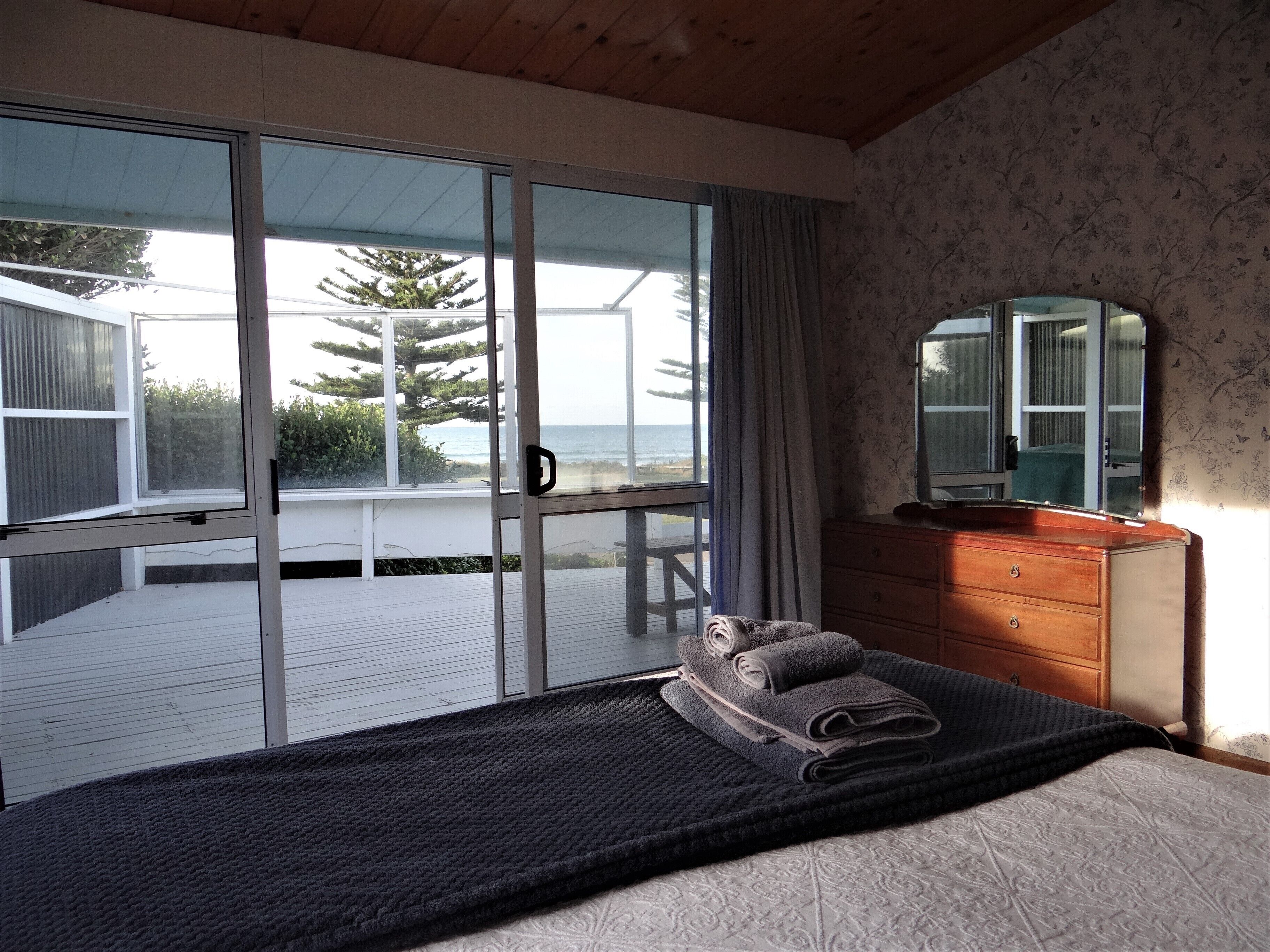 Main bedroom - upstairs (queen)