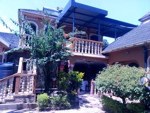 Exterior detail - Penthouse Inn (Moyo)