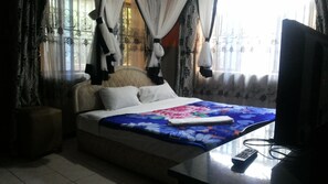 套房 | 迷你吧、隔音、免费 WiFi、床单