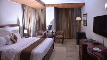 Deluxe Room | In-room safe, desk, laptop workspace, soundproofing