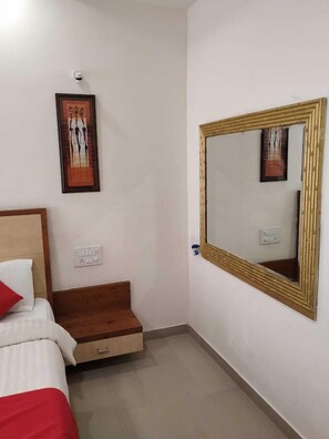 Deluxe Double Room | WiFi (free) - Mohan Villa Home Stay (Abu Road)
