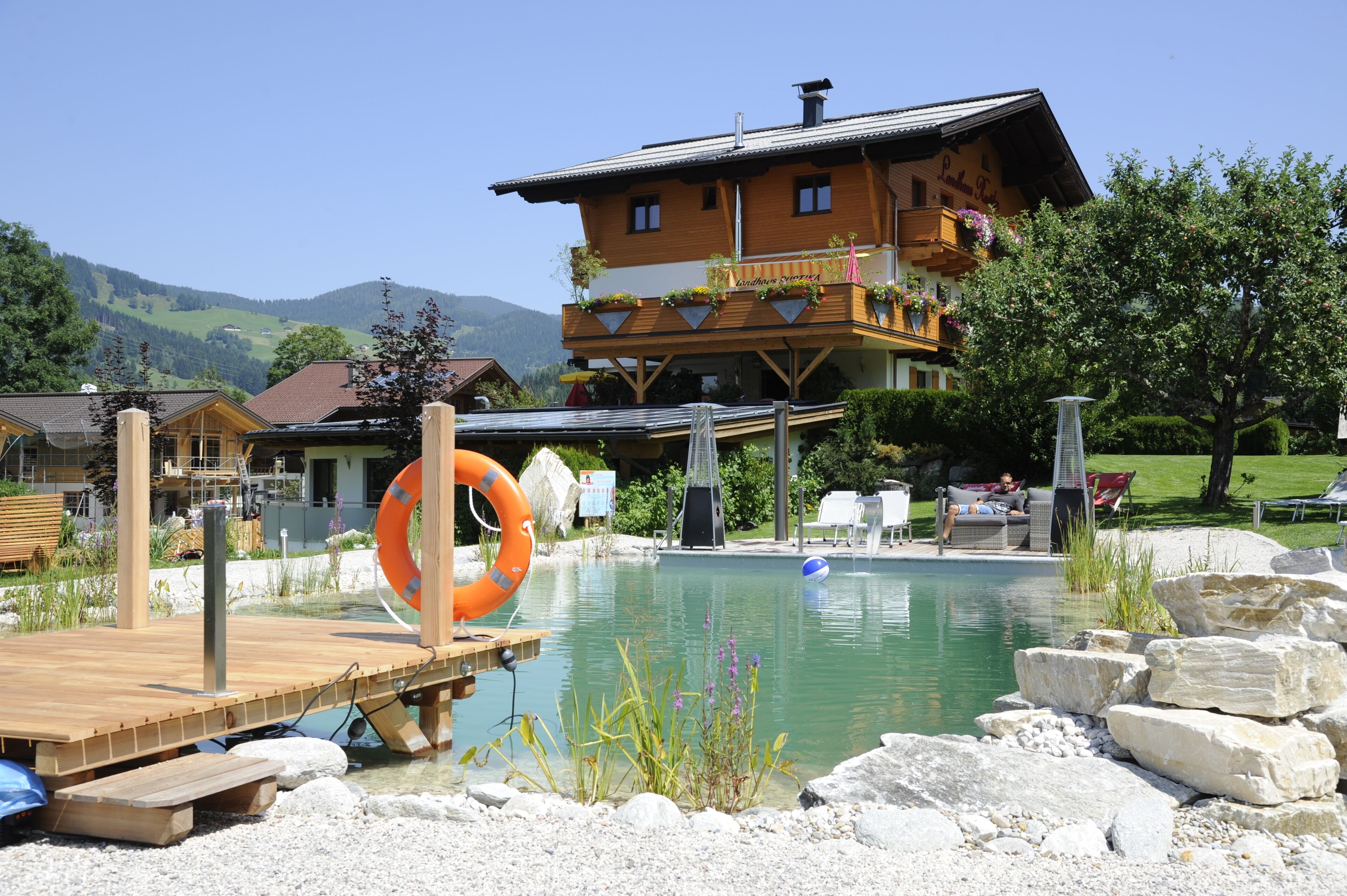 Bar en bord de piscine
