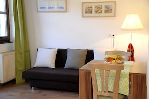 Business Studio (Edelweiß) | Living area | 40-inch flat-screen TV with cable channels, TV, table tennis - Landhaus & Haus Rustika (Wagrain)