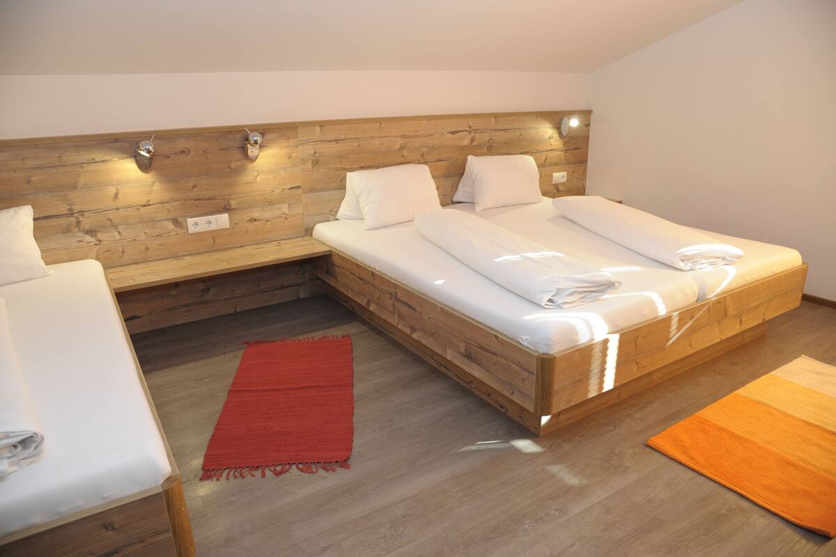 Ropa de cama hipoalergénica, escritorio y sistema de insonorización