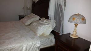 Suite | Desk, soundproofing, free WiFi, bed sheets - Zawadi Hotel (Adjumani)