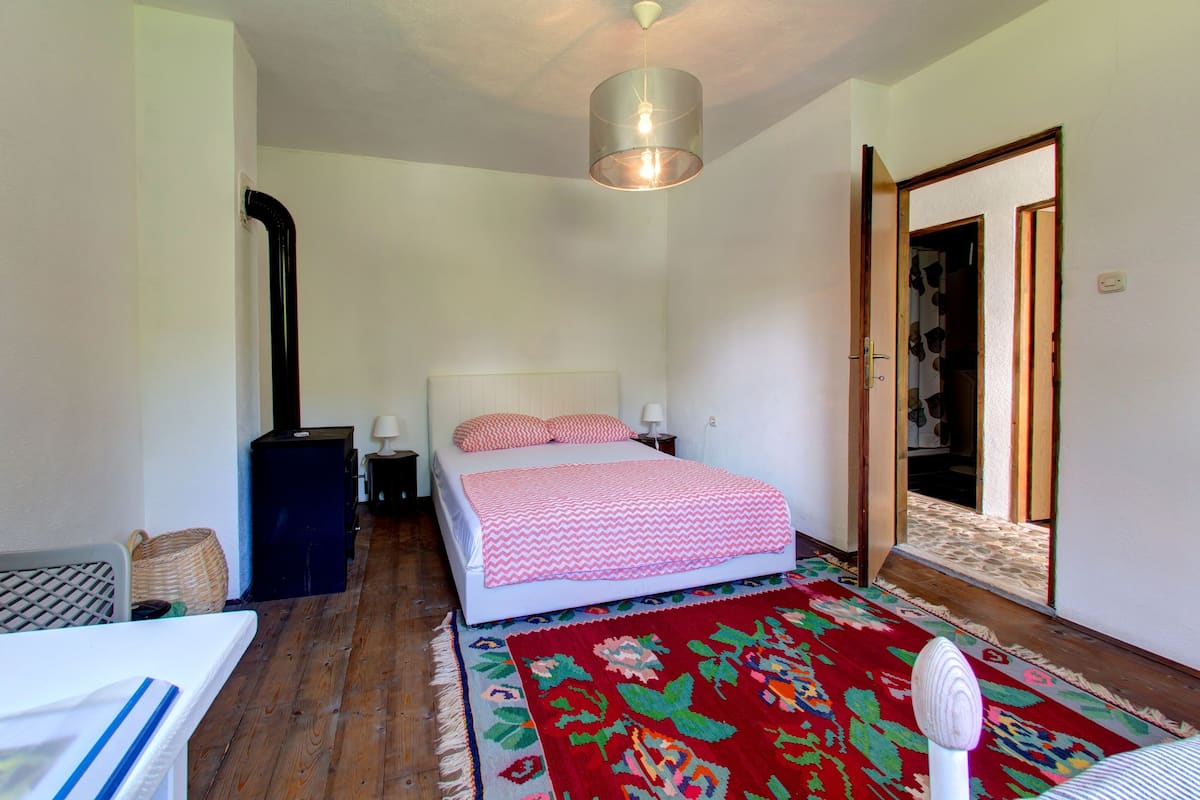 Vierpersoonskamer, gedeelde badkamer | 3 slaapkamers, een bureau, gratis wifi, beddengoed