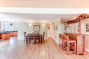 Dining - Beautifully updated home w/ private hot tub, spacious backyard and free WiFi (Princeville)