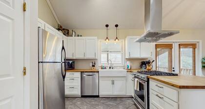 Dog-friendly mountain home with firepit, porch & Ping-Pong - near downtown & WCU