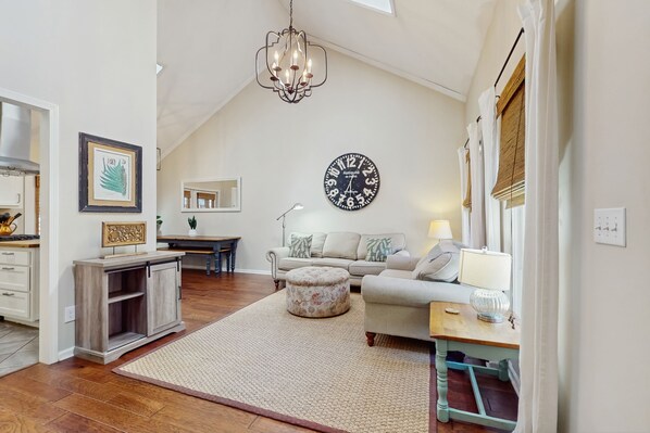 TV, fireplace, table tennis - Mountain home with firepit, porch & Ping-Pong - near downtown & WCU (Sylva)