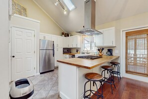 Fridge, microwave, oven, stovetop - Mountain home with firepit, porch & Ping-Pong - near downtown & WCU (Sylva)