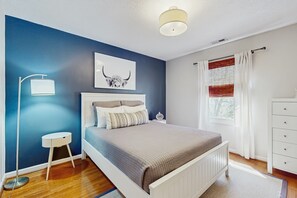 3 bedrooms, iron/ironing board, internet, bed sheets - Mountain home with firepit, porch & Ping-Pong - near downtown & WCU (Sylva)