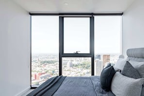 1 habitación, tabla de planchar con plancha, cuna de viaje y wifi