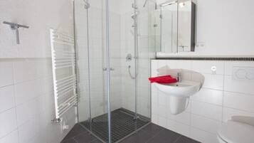 Apartment, 2 Bedrooms | Bathroom | Shower, towels