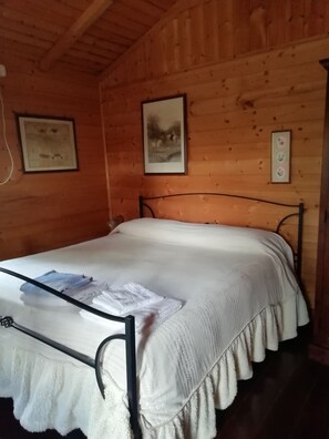 Habitación triple, vistas al jardín | Ropa de cama