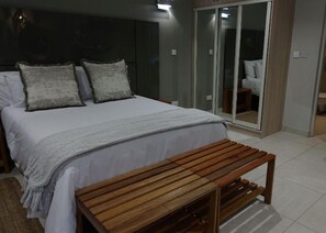 Comfort Double or Twin Room | Peralatan tempat tidur premium, peti besi dalam bilik, meja