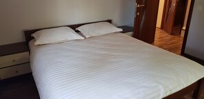 4 bedrooms, iron/ironing board, WiFi, bed sheets - Guesthouse "GoraTwins" near Boryspil airport (Hora)