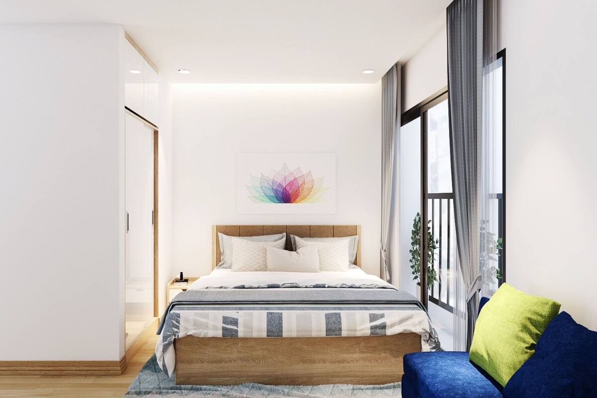 Een moderne slaapkamer met een groot bed, een raam met gordijnen en een kleurrijk kunstwerk aan de muur.