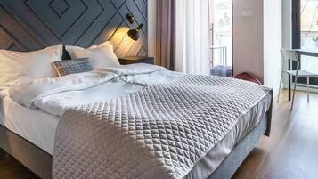 Studio – deluxe, 1 queensize-seng, ikke-røyk, balkong | Oppholdsrom | En 40-tommers Flatskjerm-TV med kabel-kanaler samt TV
