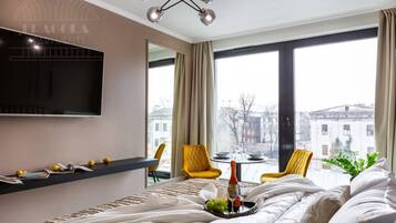 Estudio de diseñador, 1 cama Queen size, para no fumadores, cocineta | Sala de estar | Televisión de pantalla plana de 40 pulgadas con canales por cable