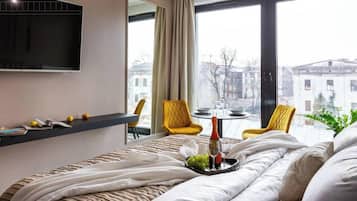 Design Studio, 1 Queen Bed, Non Smoking, Kitchenette | Living room | 40-inch flat-screen TV with cable channels, TV