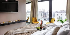 Design Studio, 1 Queen Bed, Non Smoking, Kitchenette | Living room | 40-inch flat-screen TV with cable channels, TV