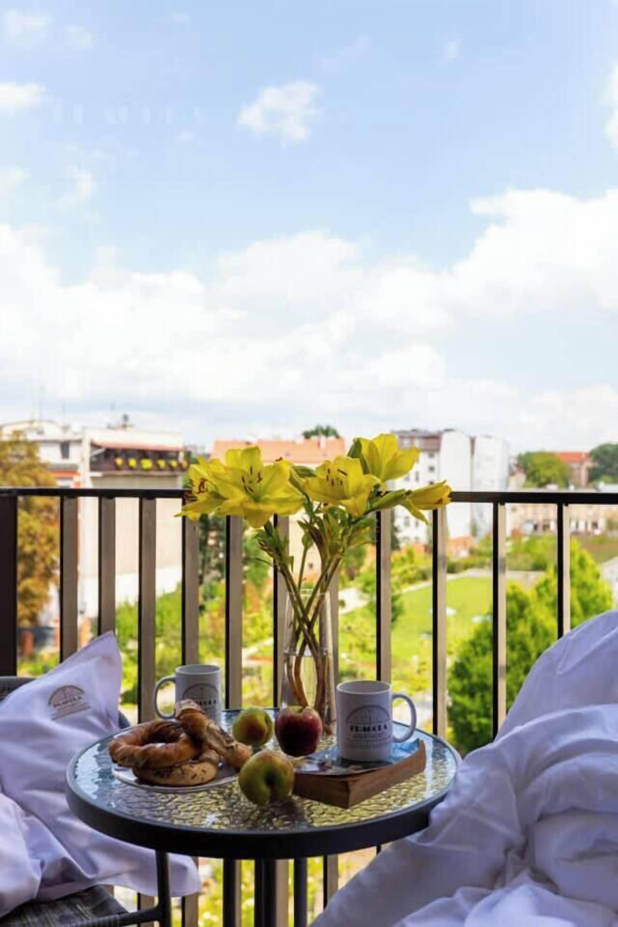 Deluxe Studio, 1 Queen Bed, Non Smoking, Balcony | Interior