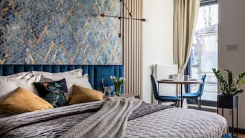 Studio Deluks, 1 Tempat Tidur Queen, Bebas Asap Rokok, balkon | Area keluarga | Televisi layar datar 40-inci dengan saluran TV kabel dan TV