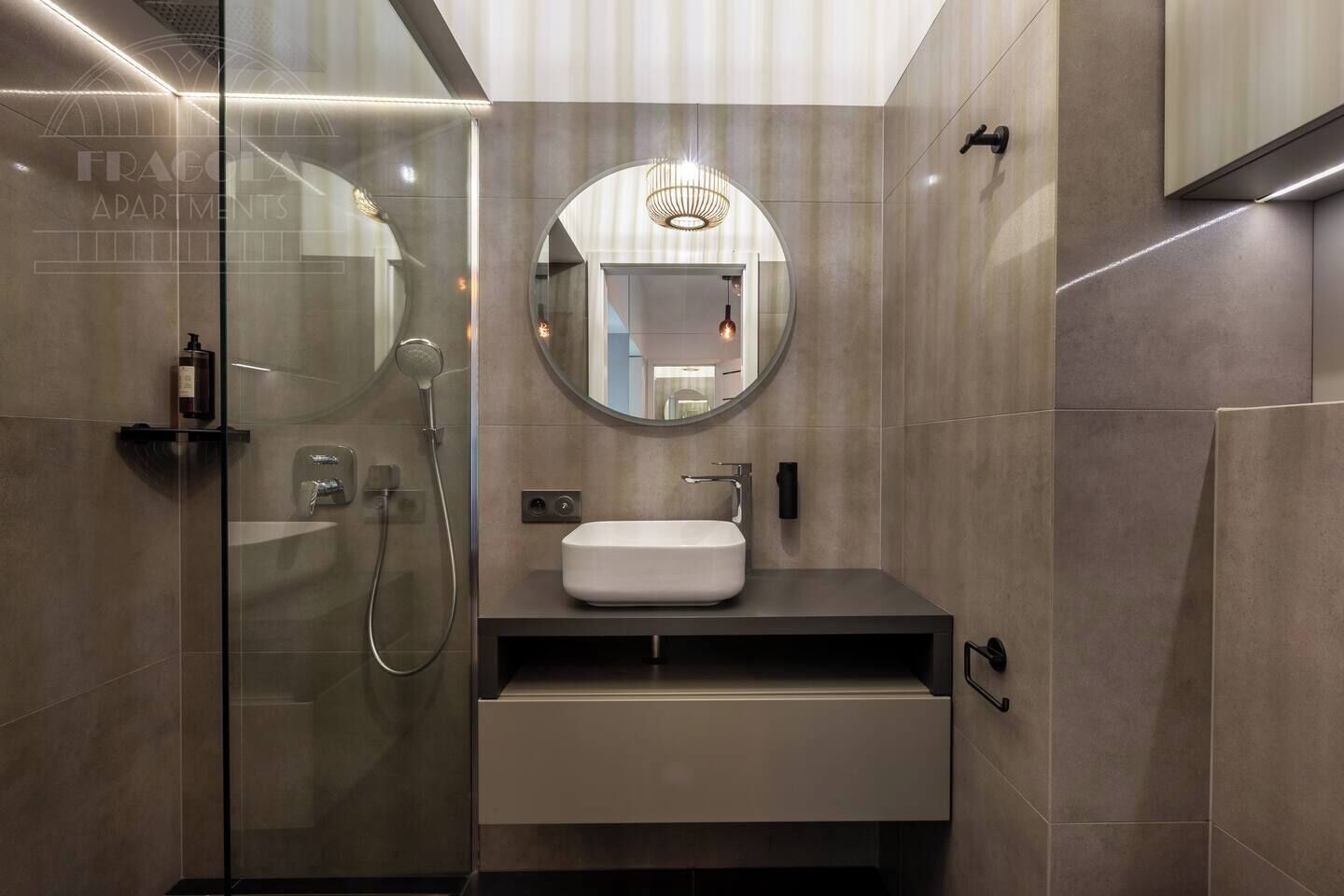 Panorama-værelse til 4 personer - 2 queensize-senge - balkon - byudsigt | Badeværelse | Bruser, brusehoved med spredningseffekt, gratis toiletartikler