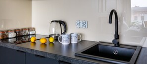 Studio Deluxe, 1 giường cỡ queen, không hút thuốc, ban công | Bếp riêng | Tủ lạnh, lò vi sóng, bếp nấu, máy rửa bát 