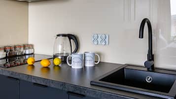 Refrigerador, microondas, placa de cocina, lavavajillas