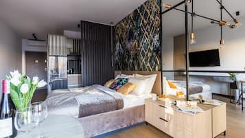Deluxe Studio, 1 Queen Bed, Non Smoking, Balcony | Living area