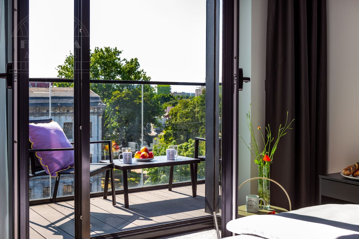 Habitación cuádruple panorámica, 2 camas Queen size, balcón, vista a la ciudad | Decoración personalizada, escritorio y espacio para trabajar con laptop