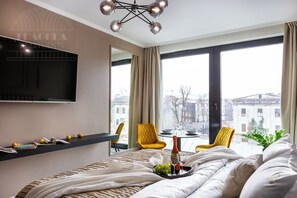 Design Studio, 1 Queen Bed, Non Smoking, Kitchenette | Living area | 40-inch flat-screen TV with cable channels, TV - Fragola Apartments Rajska 3 (Kraków)